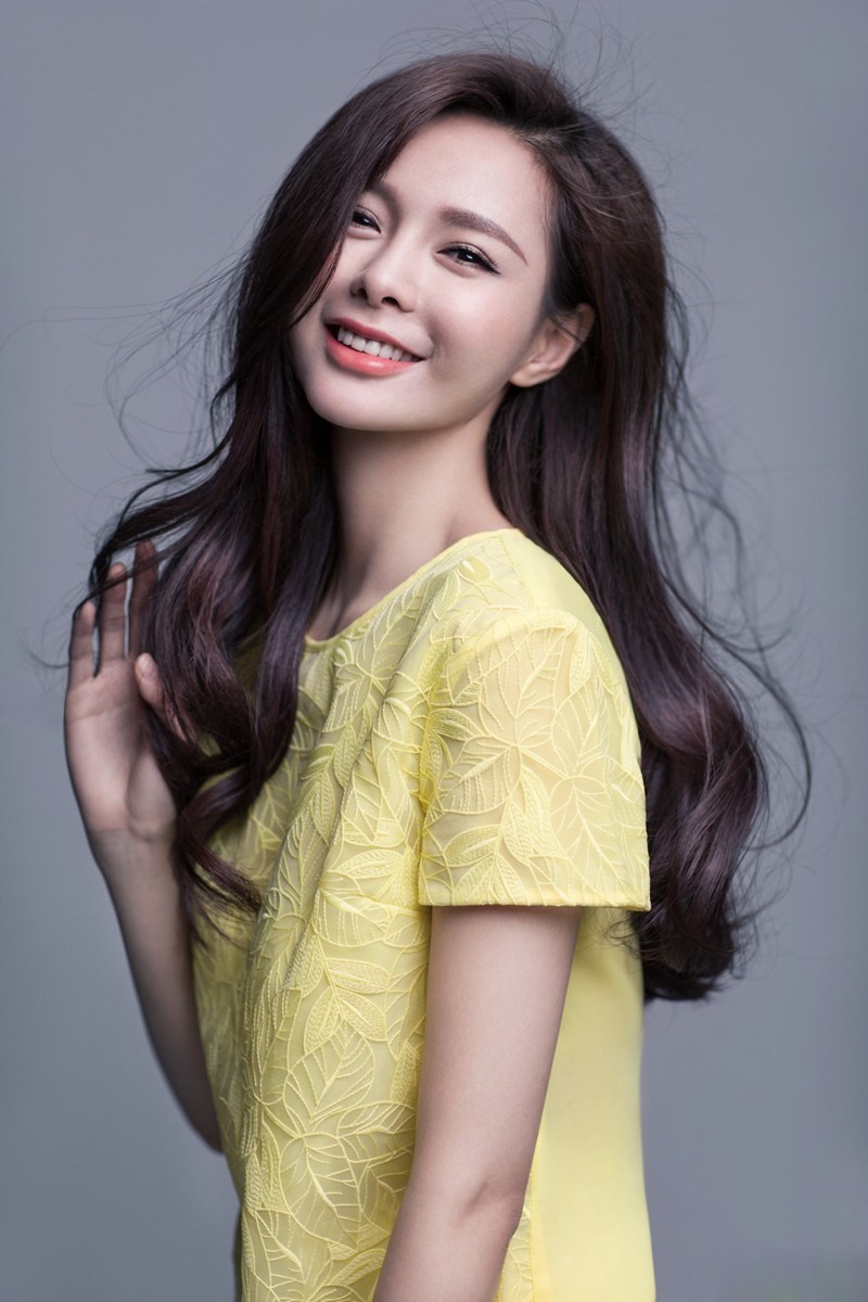 沈梦辰回眸一笑，长发随风飘逸，瞬间定格优雅与灵动