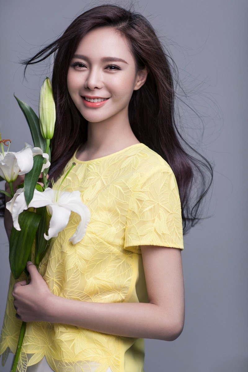 沈梦辰倚靠窗前，光影斑驳洒落肩头，艺术感十足如诗如画