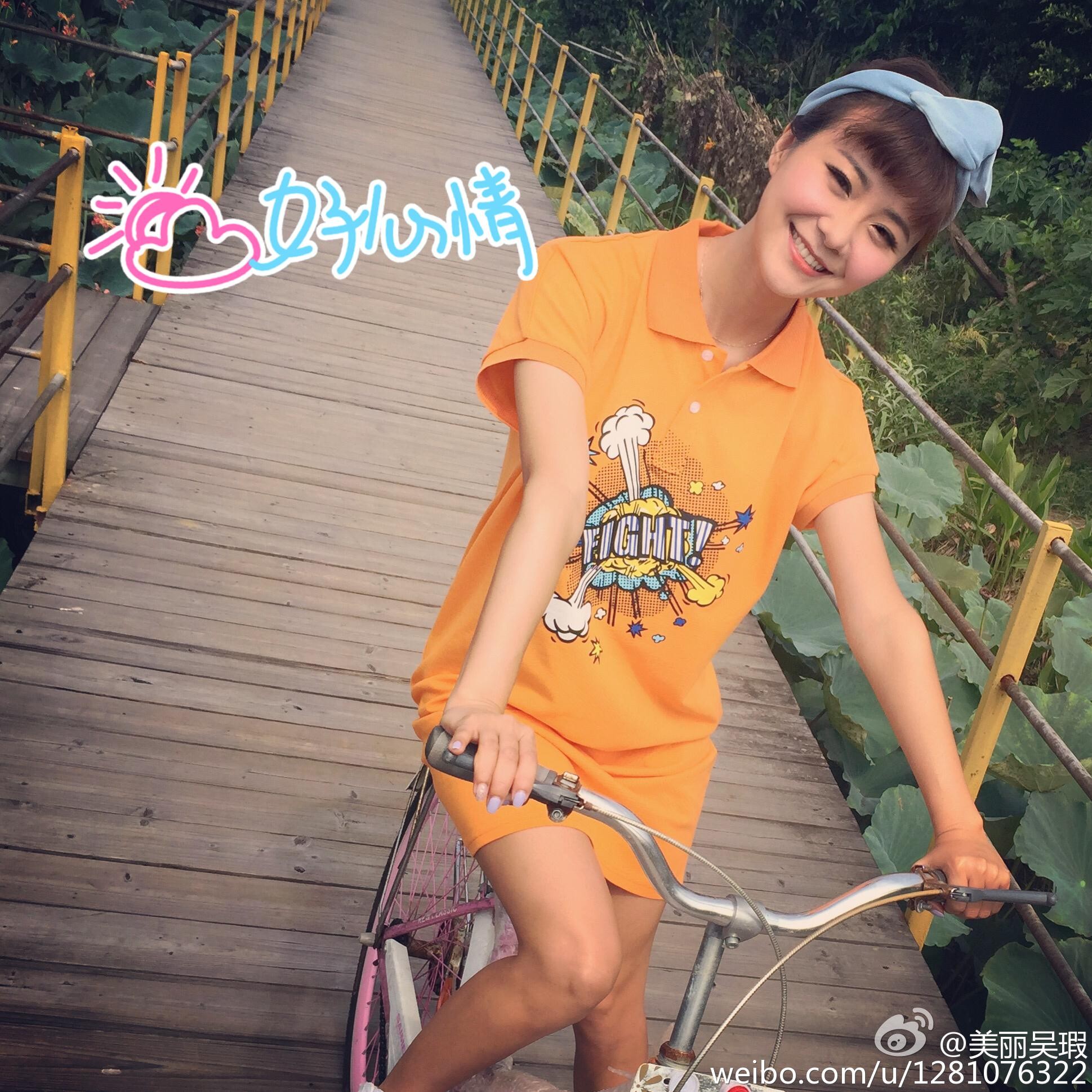 吴瑕侧身倚靠街边栏杆，午后阳光为她的身影勾勒出温柔的金边