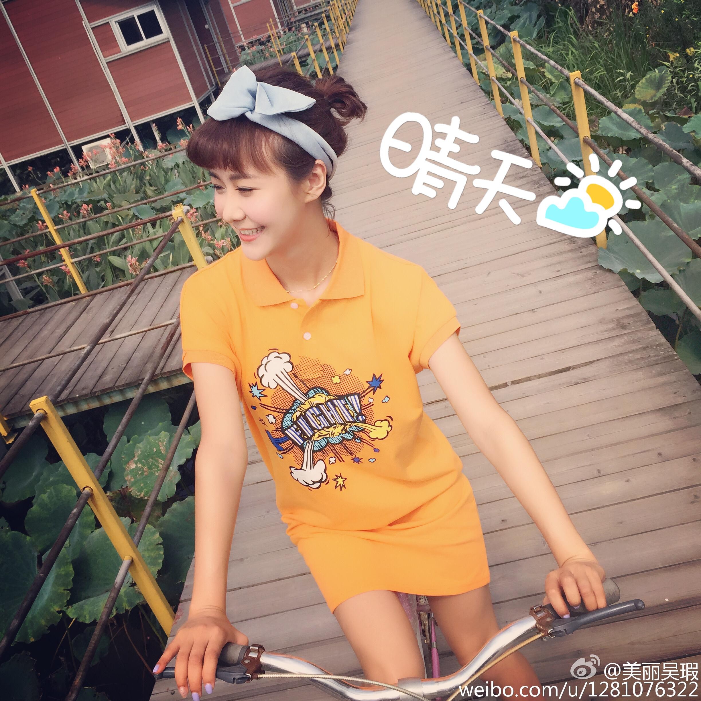 吴瑕手提精致小包，从容行走于人行道上，神情自信而惬意