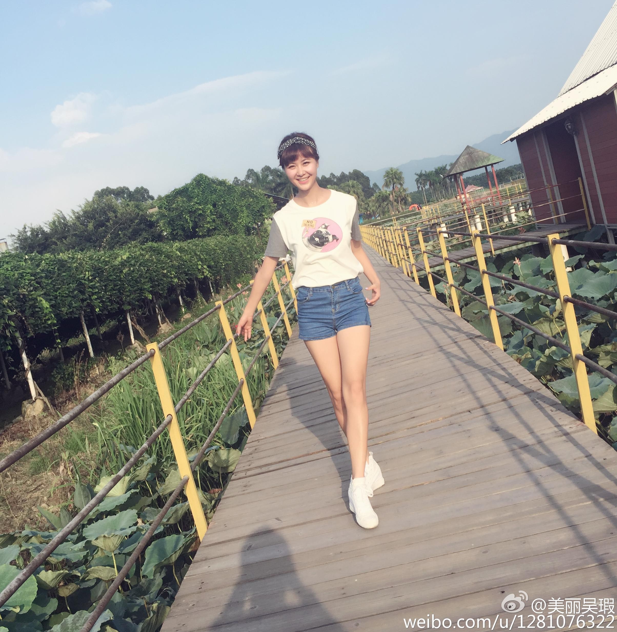 光影交错的人行道，吴瑕驻足停留，仿佛在思考，风轻轻拂动她的发丝