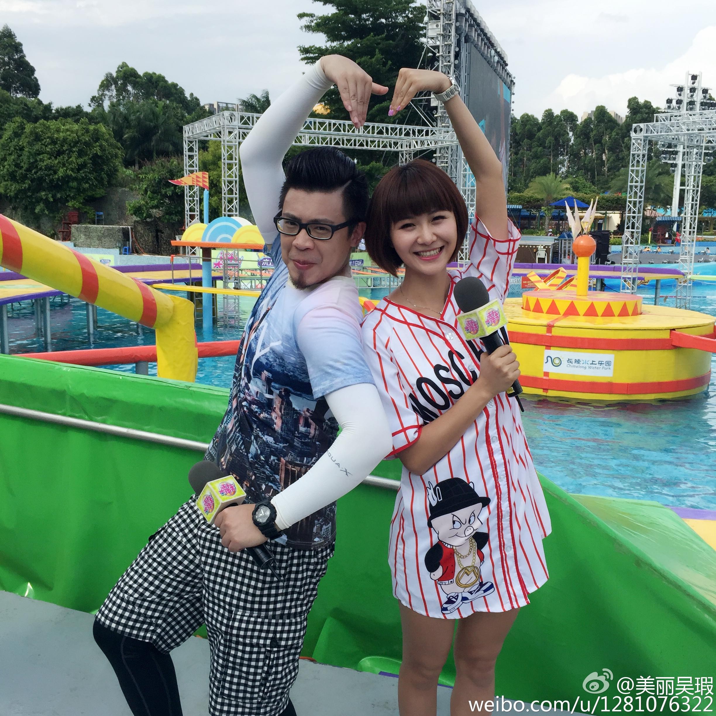 吴瑕站在现代建筑前，简约的穿搭与几何线条的背景构成一幅时尚画卷