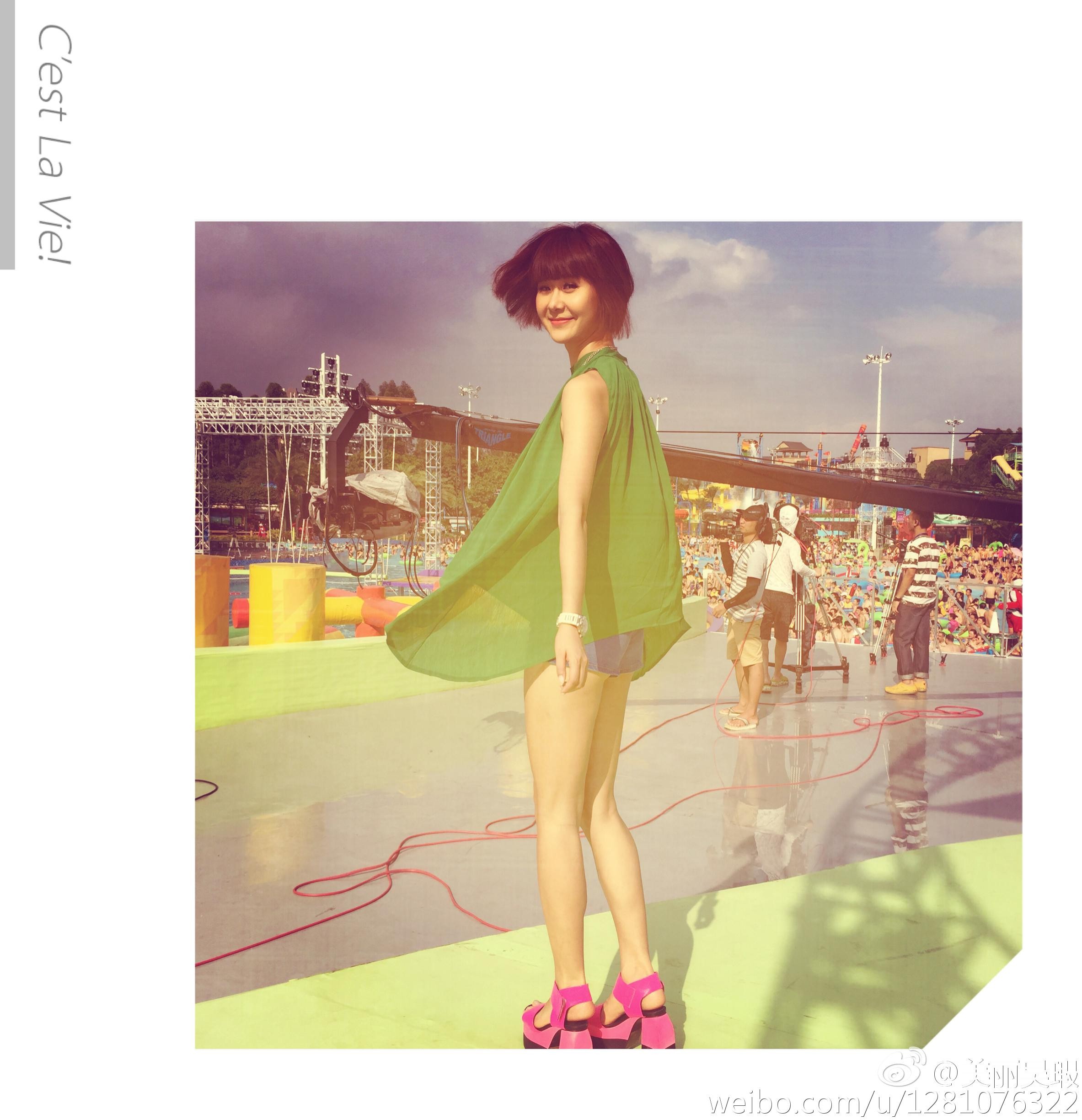 吴瑕行走间裙摆微扬，步伐轻快，展现了都市女性的活力与动感