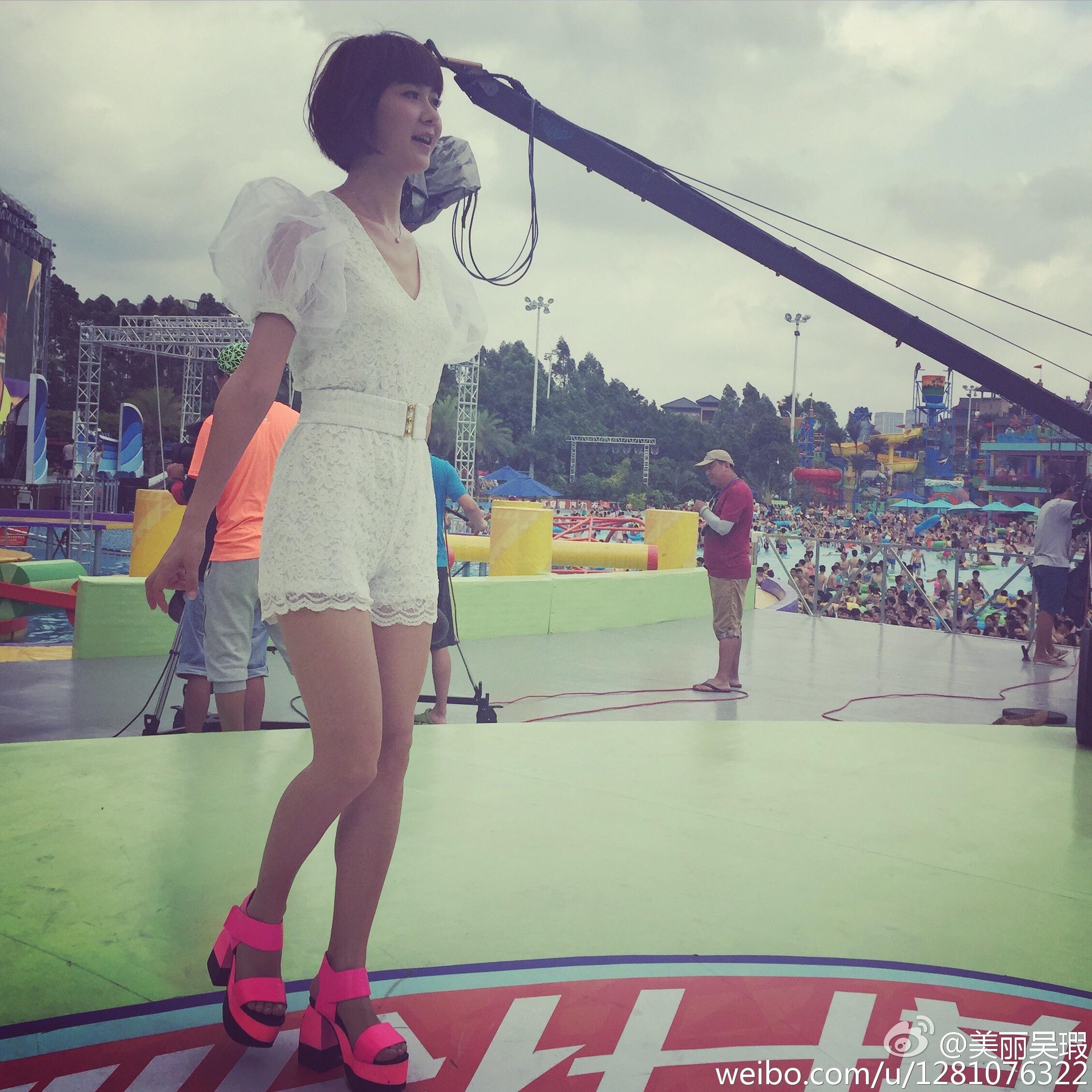 街头咖啡店外，吴瑕享受片刻闲暇，氛围宁静而充满格调