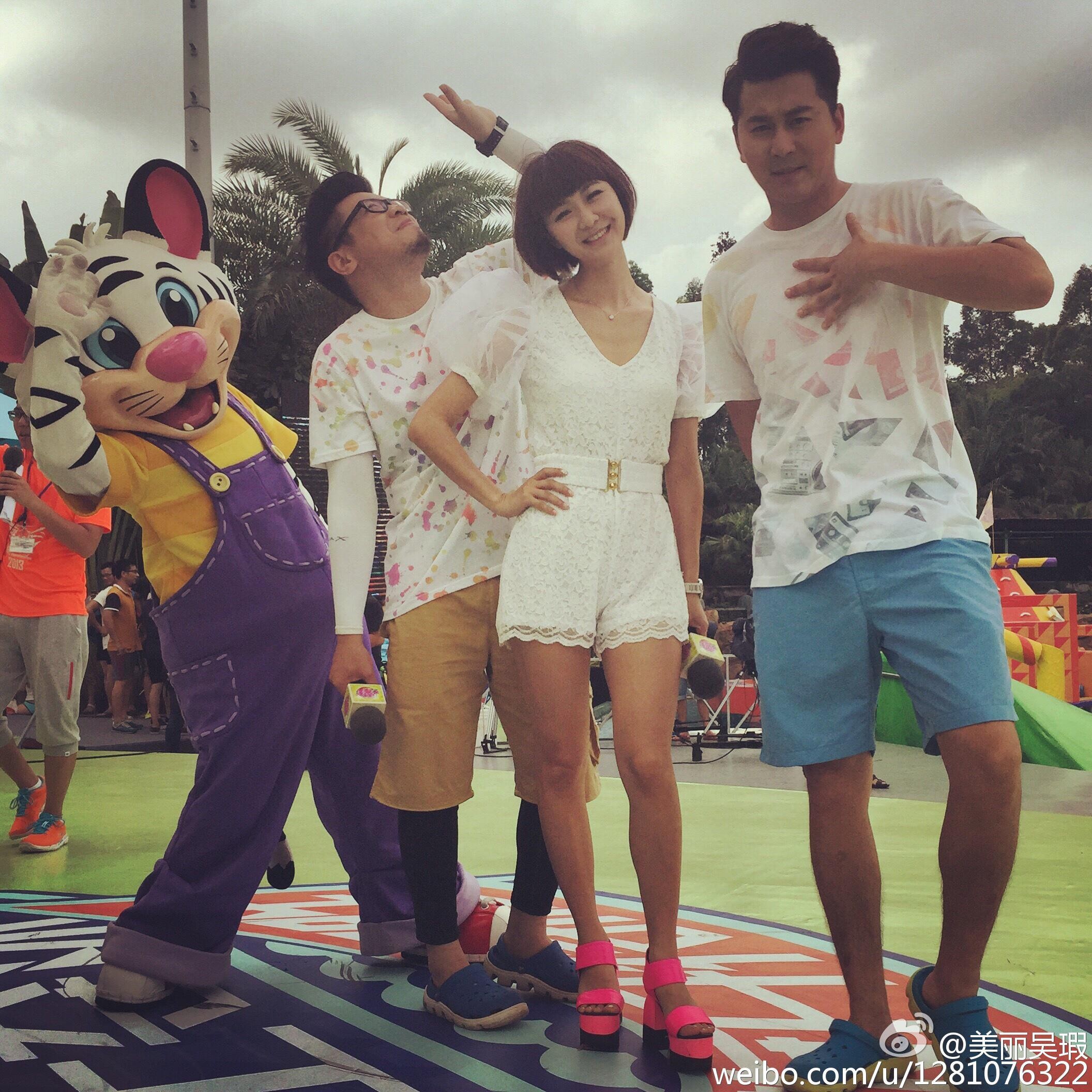 夕阳余晖下，吴瑕的背影显得修长而柔和，融入温暖的黄昏色调中