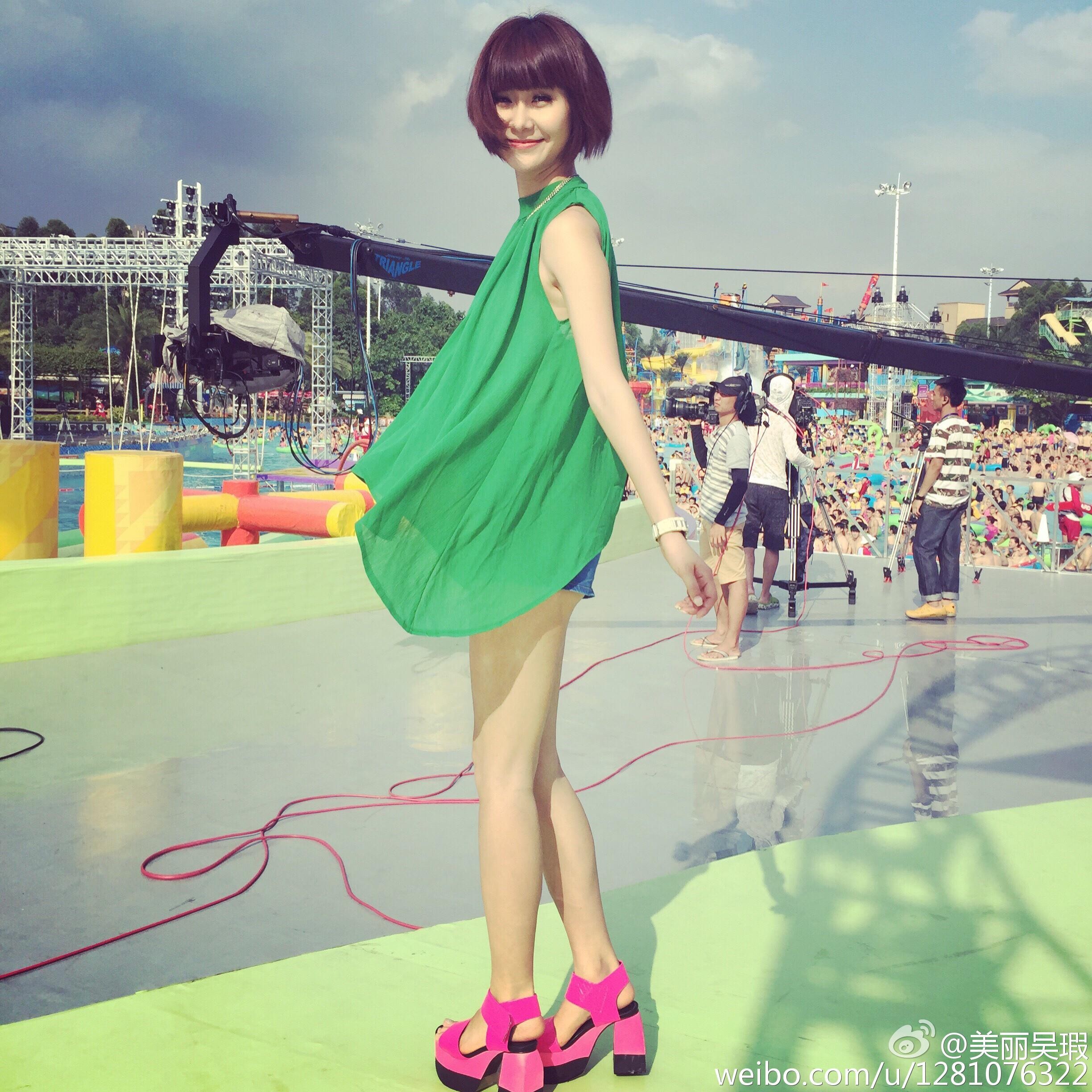 吴瑕面向镜头展露标志性笑容，自信大方，极具感染力的瞬间