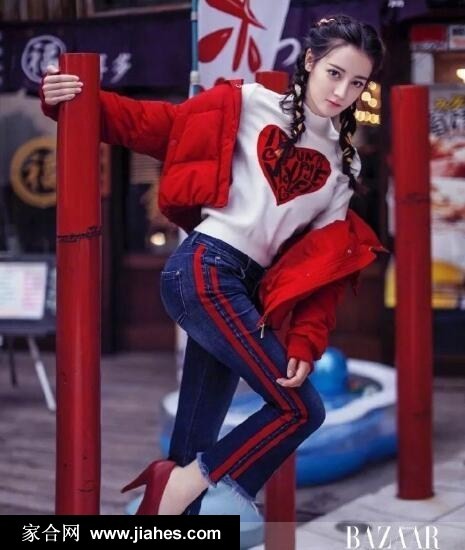 背景流光溢彩，她凝视远方，轮廓分明似在思索一个遥远的童话