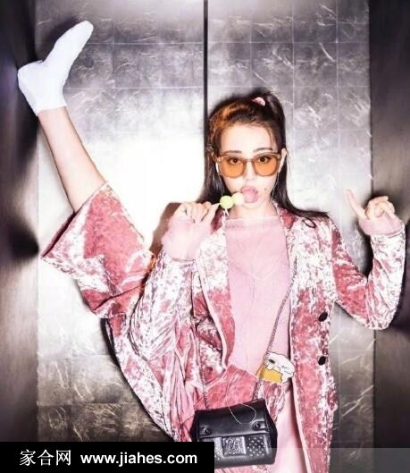 置身于蓝色幻境，热巴仰头闭目，晶莹配饰摇曳如星空坠落的雨滴