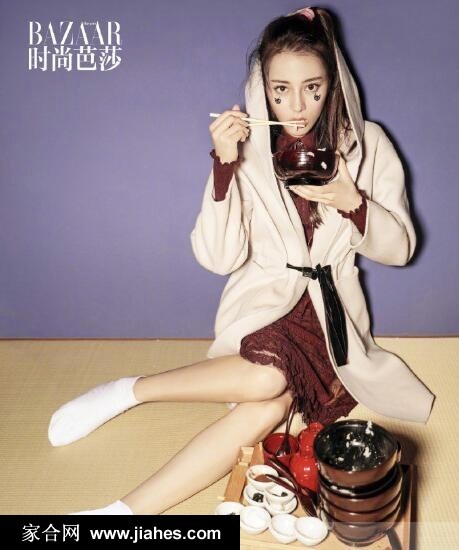 她俏皮眨眼，手指轻触脸颊，身后背景如打翻的调色盘般绚烂