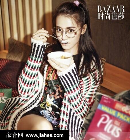 热巴身着复古印花蓬蓬裙，双手轻提裙摆，仿佛即将起舞的暗夜公主