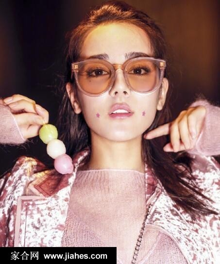 身穿橘色针织衫的热巴露出搞怪表情，宛如邻家少女般亲切可爱