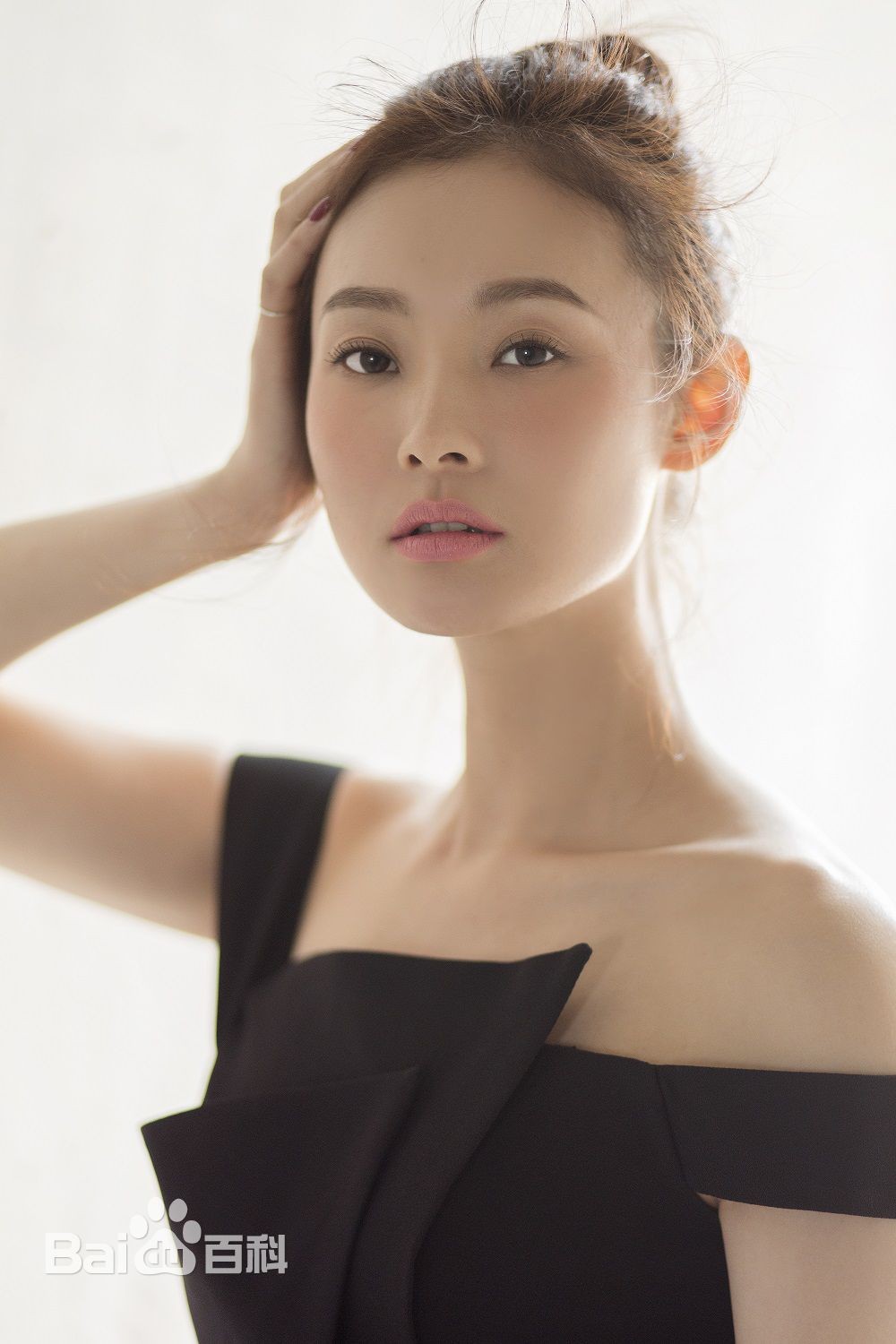 王翊丹身着黑色吊带长裙侧身而立，肌肤胜雪，在光影中勾勒出优雅迷人的颈部与肩部线条