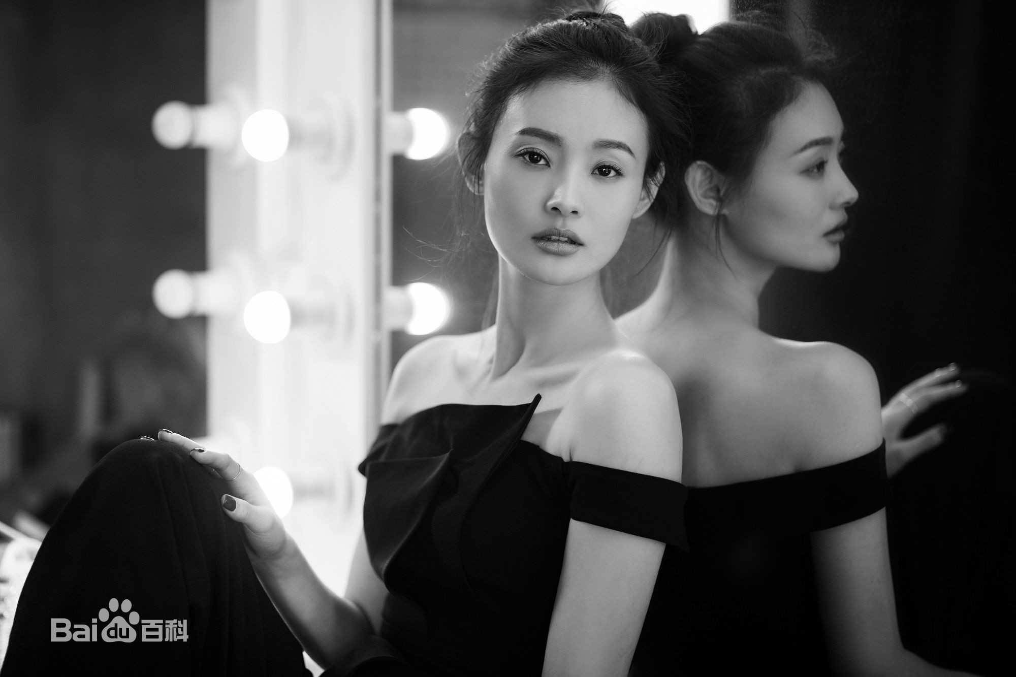 王翊丹倚靠窗前，自然光轻抚脸颊，神情放松而惬意，洋溢着生活化的温暖气息