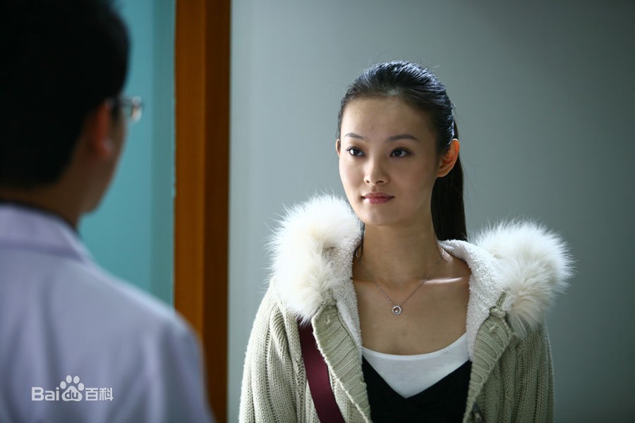 王翊丹回眸凝望，黑色裙摆轻旋，一抹红色唇妆在静谧中点亮整个画面