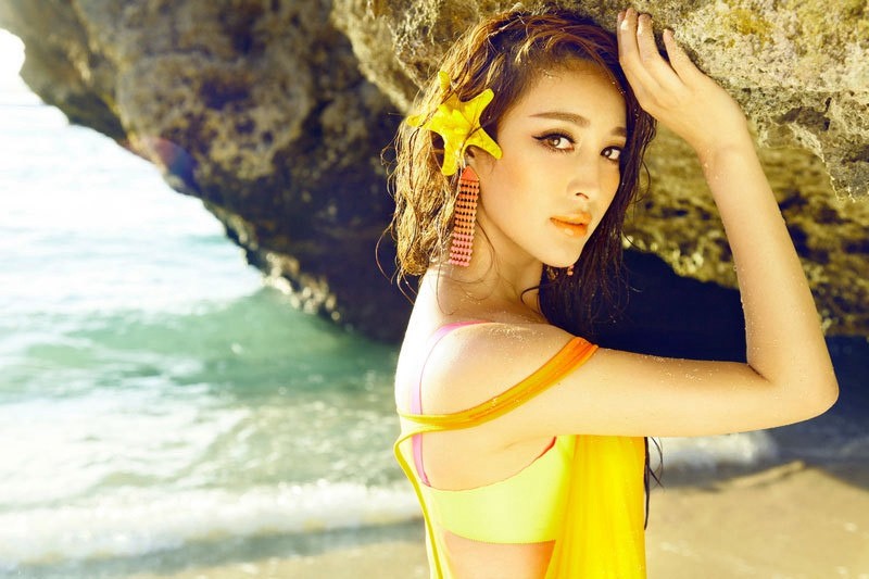 甘婷婷戏水逐浪瞬间灵动飞溅水珠闪耀夏日光彩