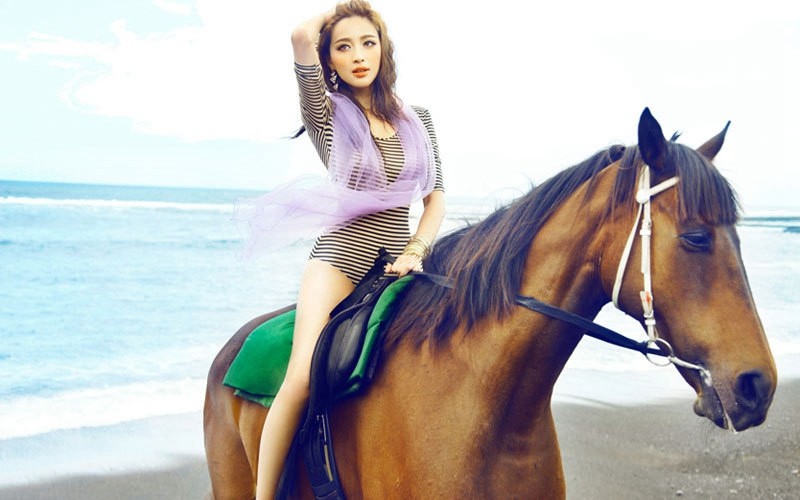 甘婷婷侧身凝望海平面微风扬起发丝意境深远