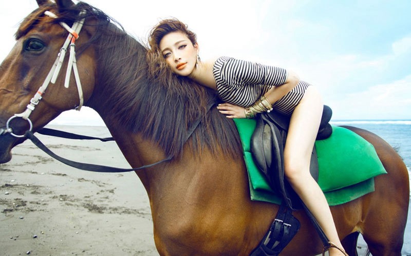 甘婷婷海风中美背线条优雅阳光勾勒金色轮廓