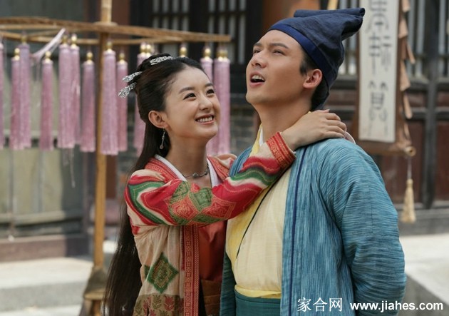 红绫与张珍甜蜜互动，眼中闪烁着对人间情谊的好奇与憧憬