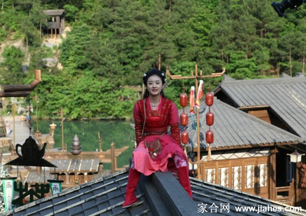 鲤鱼精红绫俏皮嘟嘴，尽显不食人间烟火的天真与娇憨