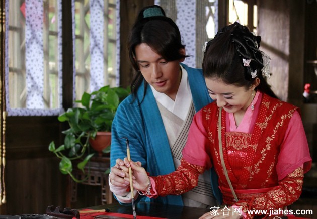 赵丽颖饰演的红绫身着红色鲤鱼装，眼妆精致灵动，宛若碧波中游弋的精灵