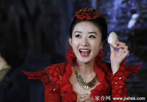 一袭红衣的红绫回眸浅笑，眼波流转间尽是少女的灵动与柔情