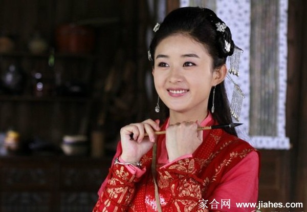 红绫与张珍在月光下相依，红衣书生勾勒出唯美而深情的画面