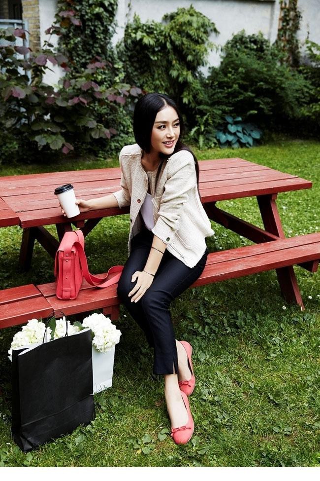 秦岚沐浴在温暖光影中闭目微笑，柔和光线勾勒出宁静幸福轮廓