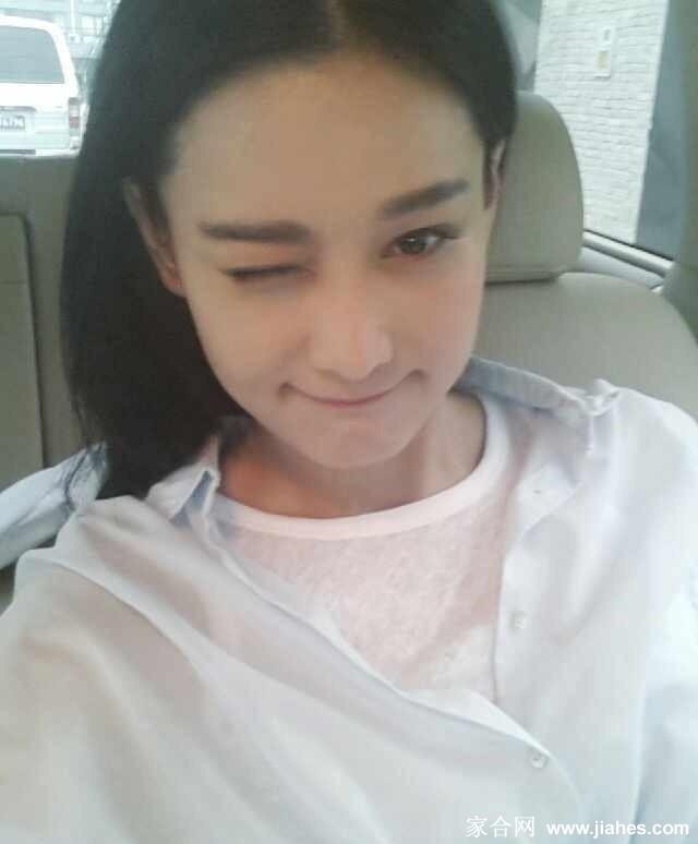 张馨予侧颜温柔凝视，发丝自然垂落肩头，眼眸中映照着静谧时光