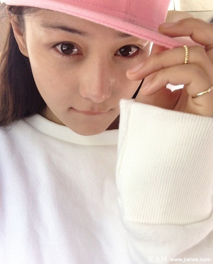 逆光之中身影朦胧，发梢跃动着金色光点，仿佛沉浸在私人的宁静世界里