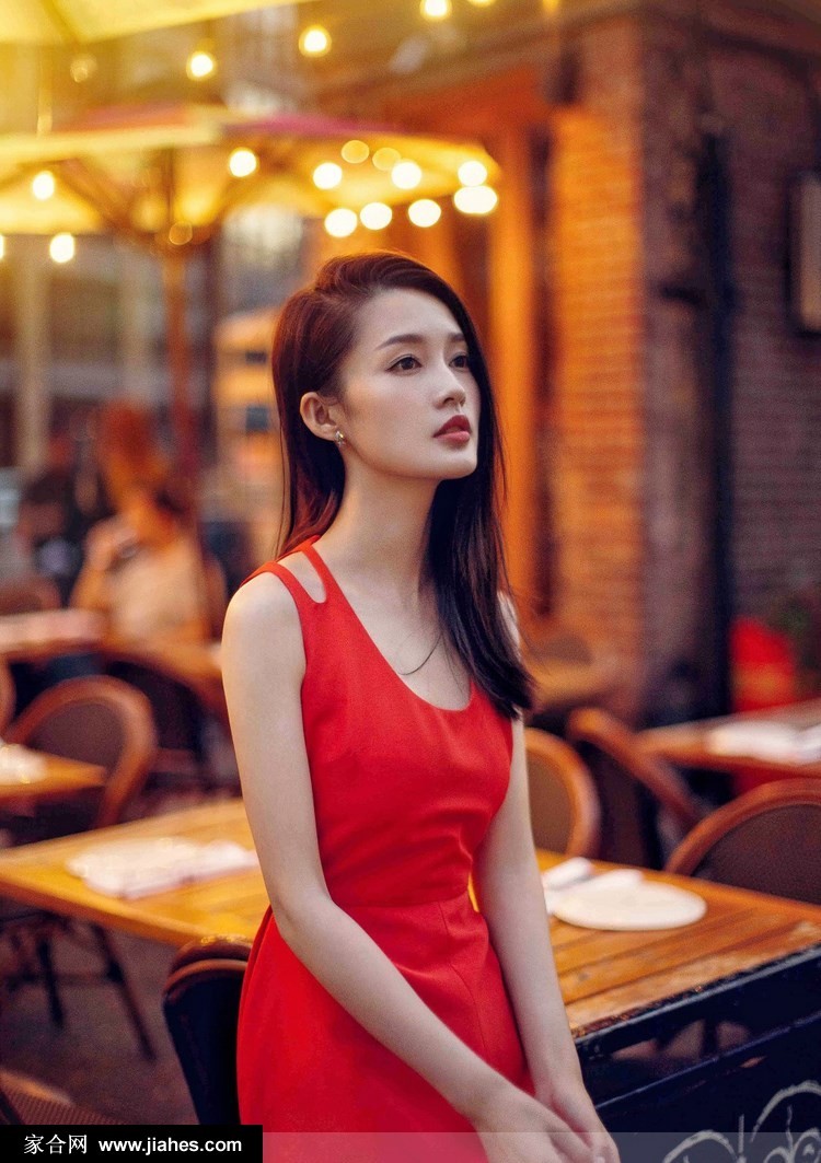 李沁侧身展现优美肩颈线，红色裙摆如花瓣散开，氛围静谧美好