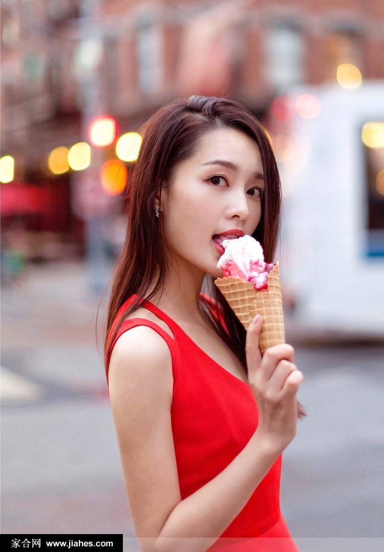 李沁身着红色蕾丝抹胸长裙回眸浅笑，精致刺绣映衬如雪肌肤