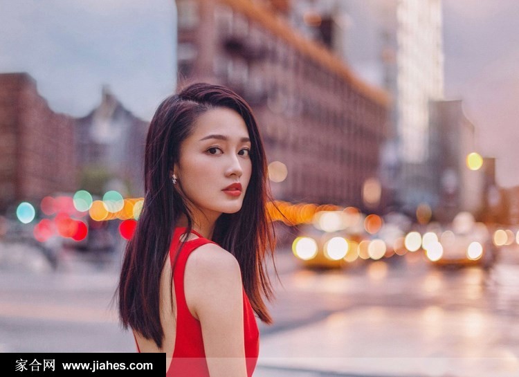 光影交错间李沁倚墙而立，红裙勾勒曼妙曲线，眼神从容而深邃