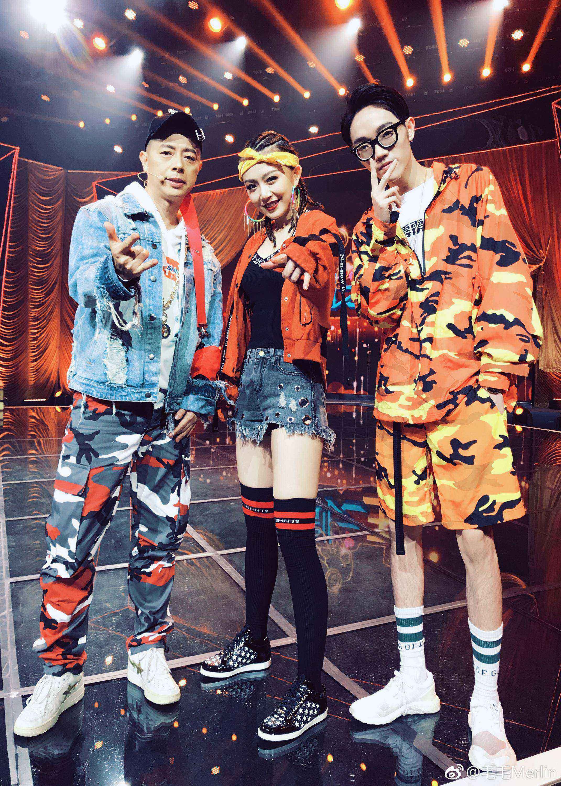 毛琳端坐于高脚凳上，一袭浅色裙装搭配肉色丝袜，双腿优雅交叠，尖头高跟鞋轻点地面，展现出知性温婉的动人瞬间。