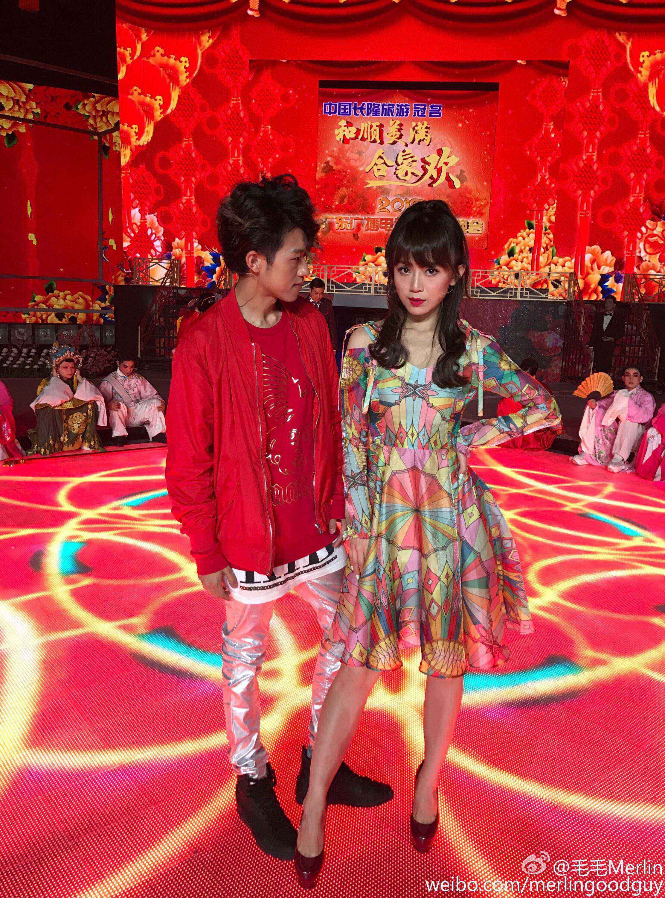 毛琳背影优雅，回眸间眼神极具穿透力，修身套装与丝袜高跟的搭配，完美诠释了职场女性的时尚 power look。