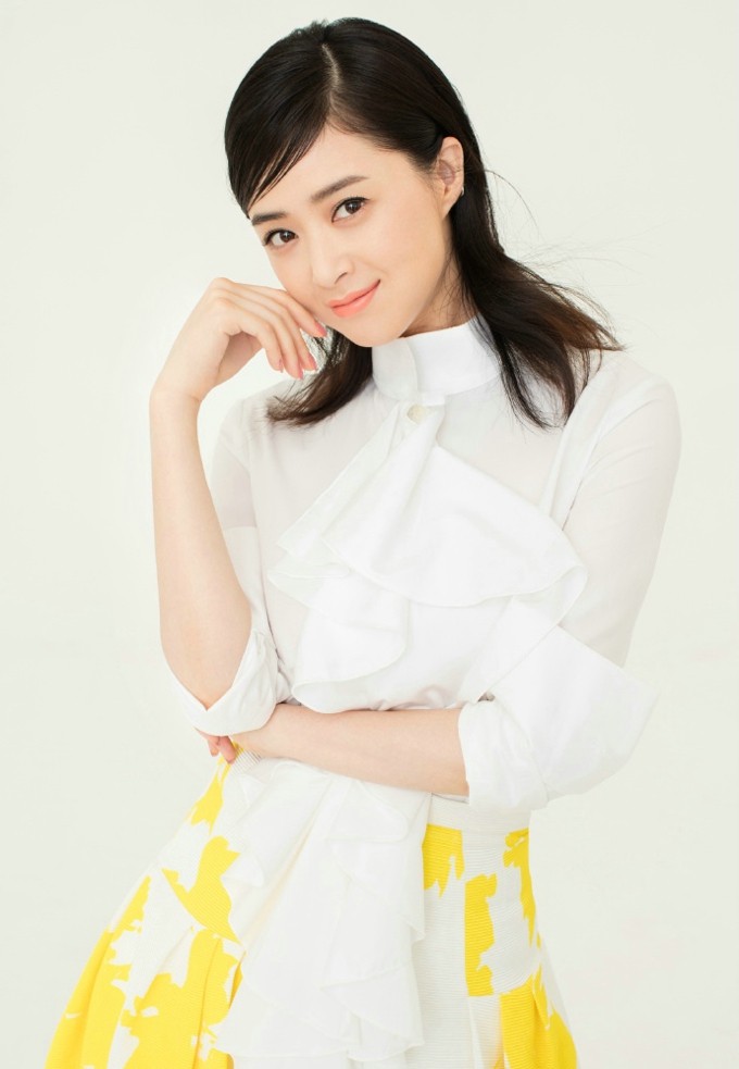 蒋欣演绎墨绿丝绒新中式套装，内搭蕾丝展现中西合璧之妙