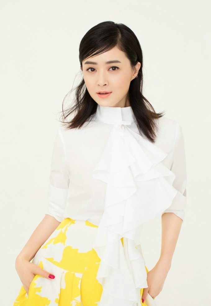 蒋欣一袭粉色山水旗袍，勾勒曲线尽显江南温柔韵味