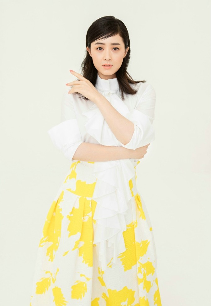 蒋欣身着浅金与淡紫新中式套装，刺绣点缀彰显东方含蓄之美