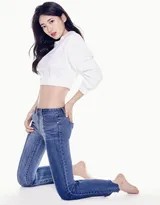 裴秀智漫步间回眸，牛仔裤衬托出修长身形，整体造型在行走的动态中流露出自然又不失格调的时尚感。