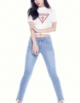 裴秀智侧身伫立，修身牛仔裤完美勾勒流畅腿型，纯白T恤下摆随风微扬，展现简约中的优雅线条。