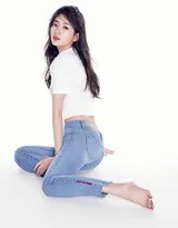 裴秀智直面镜头眼神清澈，基础白T与经典牛仔裤在她身上焕发新生，诠释何为‘人穿衣’的至高境界。