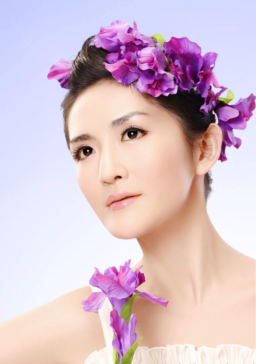 谢娜扮演嫦娥怀抱玉兔仙气与搞笑并存