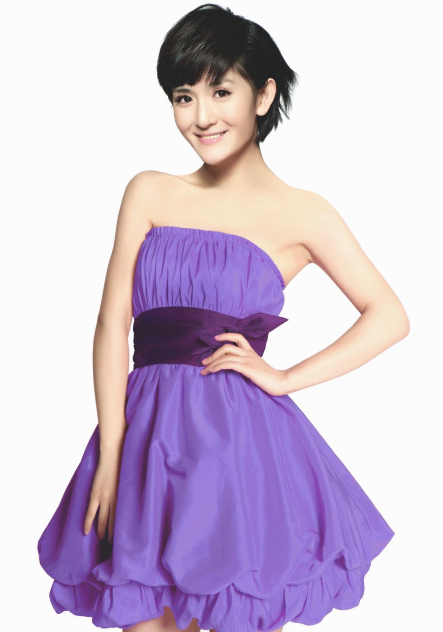 谢娜蓝精灵造型瞪眼吐舌古灵精怪