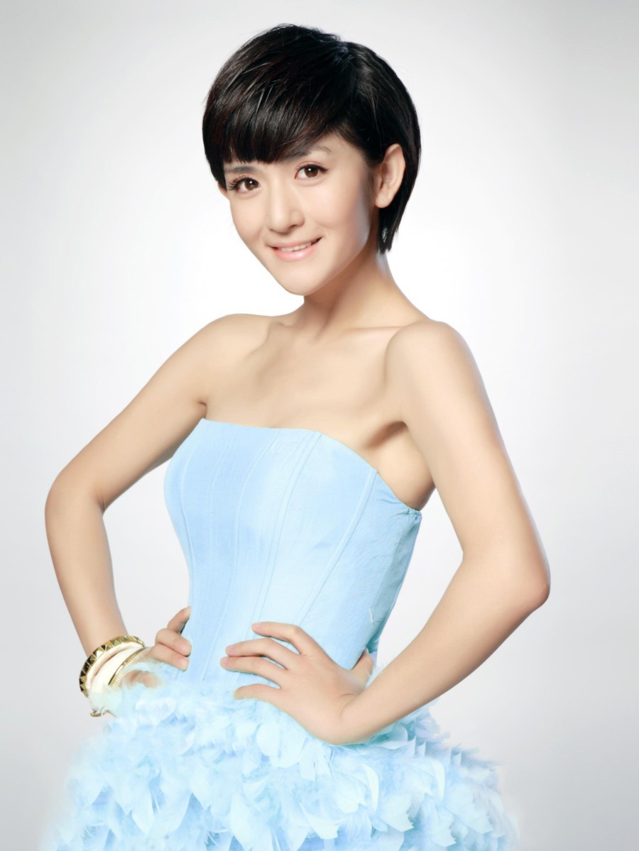 谢娜扮演白娘子挥手施法表情搞怪