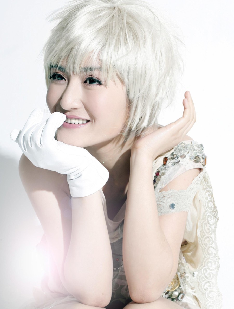 谢娜红衣时尚写真展现优雅知性一面