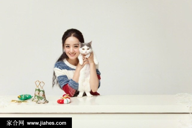 赵丽颖身穿简约黑色裙装，单手托腮展现优雅与俏皮兼具的独特气质