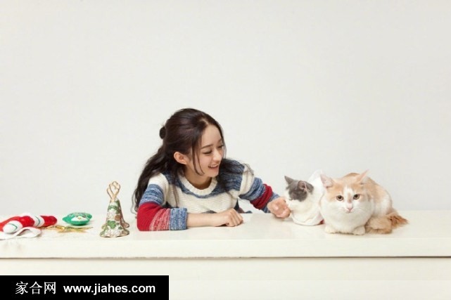 赵丽颖身着丝质吊带裙，回眸间眼神温柔尽显恬静女人味