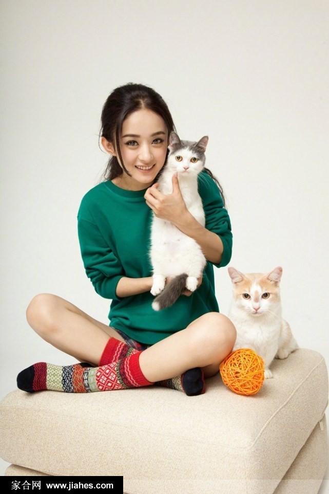 赵丽颖侧身而立姿态放松，卷发造型凸显其优雅的颈部与肩部线条