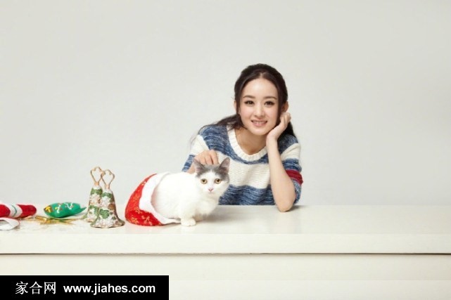 赵丽颖微微低头浅笑，卷发垂落脸颊尽显温柔羞涩的瞬间