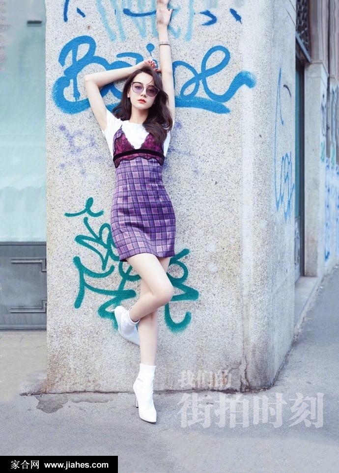 热巴漫步街头裙裾飞扬，惬意姿态宛如秋日画卷中的灵动主角