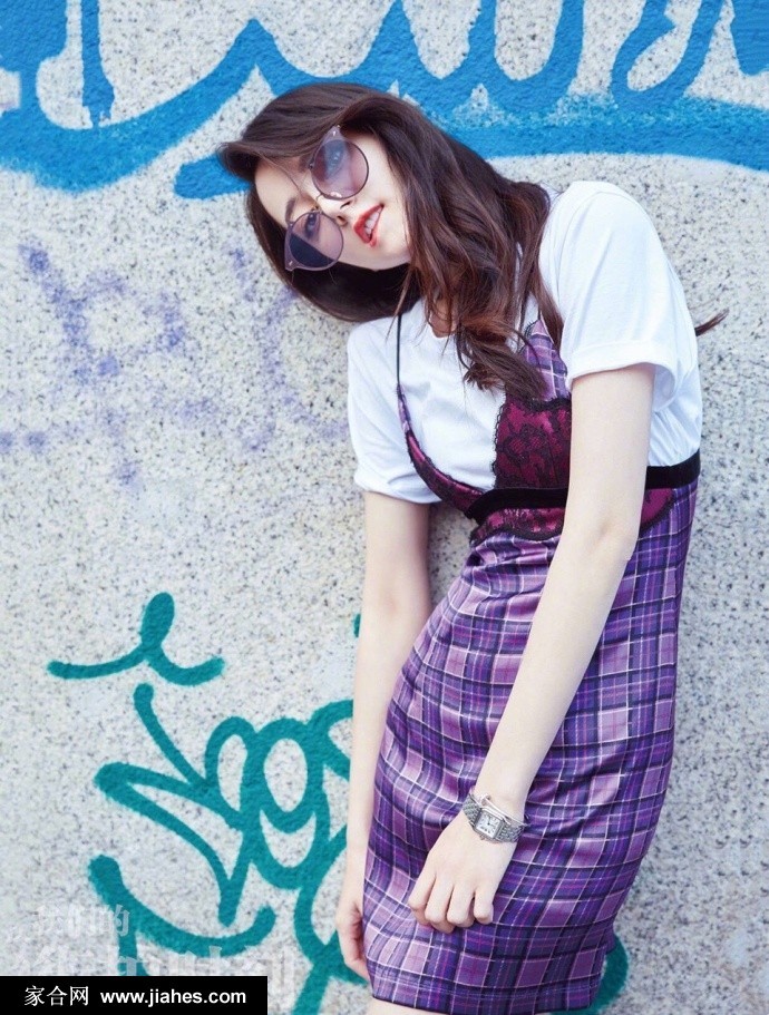 镜头特写下热巴眉眼含笑，发丝轻拂与裙装质感交织出温柔氛围